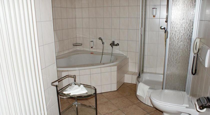 Hotel Schwarzer Adler Tangermünde Kamer foto